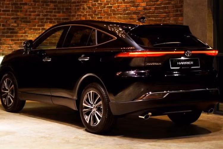 Tại Việt Nam, Toyota Harrier 2021 chưa có kế hoạch ra mắt, vì vậy khách mua chỉ có thể lựa chọn xe nhập khẩu tư nhân. Từ vài tháng trước, doanh nghiệp tư nhân ở nước ta đã chào hàng Toyota Venza thế hệ mới (tên là Harrier tại khu vực Đông Nam Á) với bản LE giá từ 2,9 tỷ đồng và bản Limited giá lên tới 3,6 tỷ đồng.