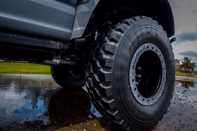 Xe được trang bị bộ mâm hợp kim nhôm "Mine-Resistant Ambush Protected" kích thước 20 inch, đi kèm cùng lốp địa hình Michelin XZL.