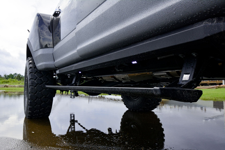 Thậm chí, MegaRexx còn thiết kế riêng bệ bước điều chỉnh điện của AMP Research, để người lái và hành khách có thể ra vào xe dễ dàng.