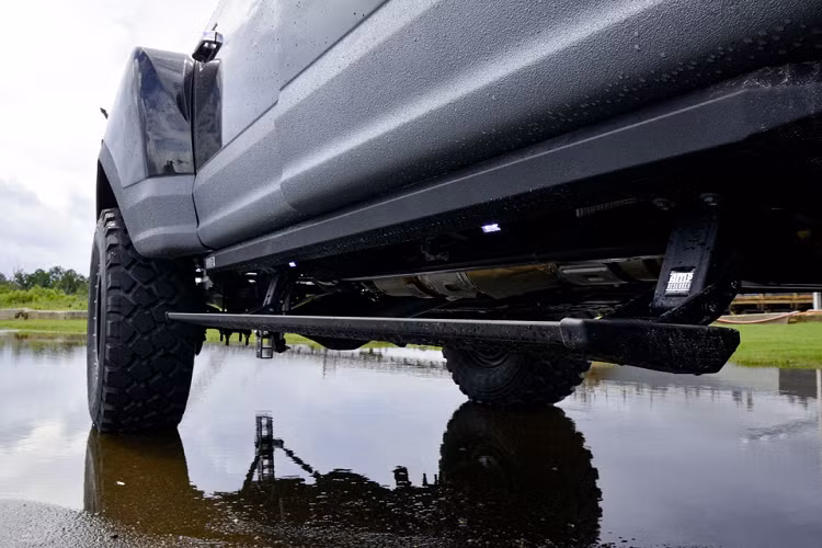 Thậm chí, MegaRexx còn thiết kế riêng bệ bước điều chỉnh điện của AMP Research, để người lái và hành khách có thể ra vào xe dễ dàng.