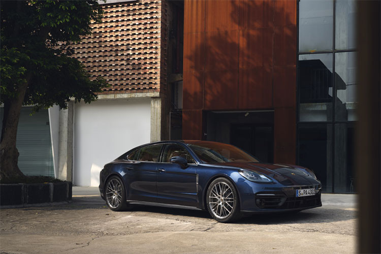 Nếu sở hữu một chiếc Panamera tiêu chuẩn với đầy đủ các trang bị kể trên dưới dạng option như trước đây, khách hàng sẽ phải bỏ ra số tiền là 107.110 USD (khoảng 2,43 tỷ đồng). Về cơ bản có thể coi rằng Porsche đang cung cấp cho khách hàng những chiếc Porsche Panamera 4 và Panamera 4 E-Hybrid có giá thành thấp hơn từ 4.000 - 5.000 USD (khoảng 91 - 113 triệu đồng) với nhiều tính năng công nghệ và giá trị thẩm mỹ cao hơn.