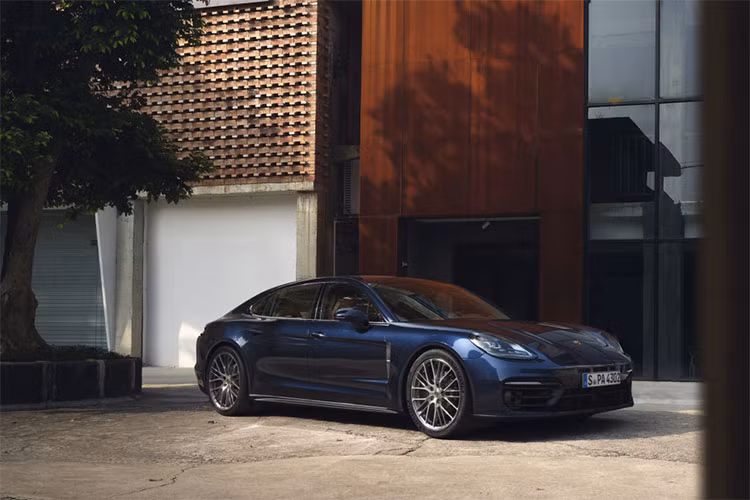 Nếu sở hữu một chiếc Panamera tiêu chuẩn với đầy đủ các trang bị kể trên dưới dạng option như trước đây, khách hàng sẽ phải bỏ ra số tiền là 107.110 USD (khoảng 2,43 tỷ đồng). Về cơ bản có thể coi rằng Porsche đang cung cấp cho khách hàng những chiếc Porsche Panamera 4 và Panamera 4 E-Hybrid có giá thành thấp hơn từ 4.000 - 5.000 USD (khoảng 91 - 113 triệu đồng) với nhiều tính năng công nghệ và giá trị thẩm mỹ cao hơn.