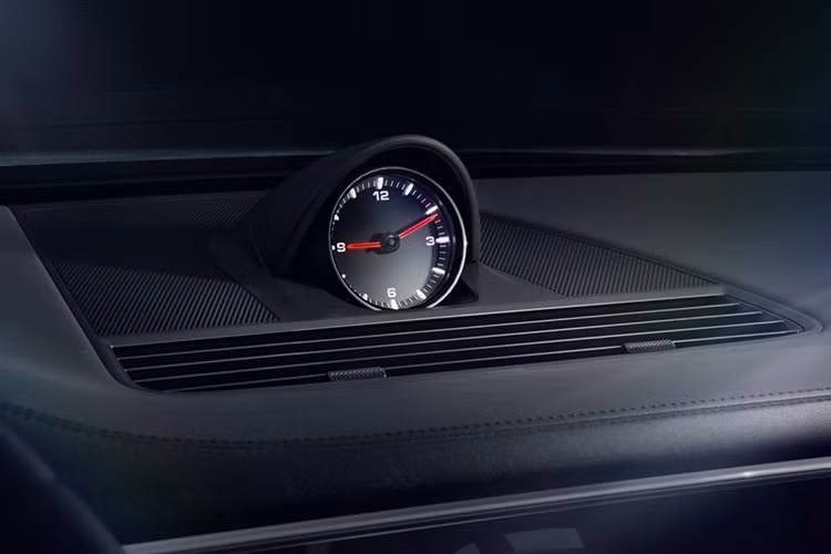 Khoang nội thất sử dụng tông màu đen chủ đạo, hàng ghế lái chỉnh điện 14 hướng có sưởi/thông gió, hàng ghế sau cũng có tính năng sưởi cùng hệ thống điều hòa tự động 4 vùng độc lập.