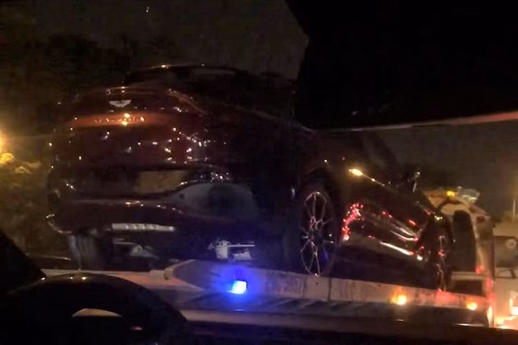 Mới đây, trên mạng xã hội xuất hiện hình ảnh về một chiếc xe SUV hạng sang cỡ lớn Aston Martin DBX 2021 mới nằm trên xe chuyên dụng được vận chuyển tại Hà Nội đã thu hút sự quan tâm cũng như các đại gia muốn tìm hiểu thông tin về mẫu xe đẹp này.