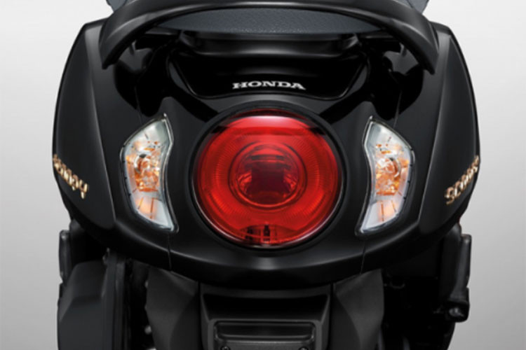 Bên cạnh tùy chọn màu sắc mới, Honda Scoopy 2022 cũng được Honda bổ sung thêm đèn định vị LED bao quanh viền mặt đèn pha khá bắt mắt. Bản Club12 trang bị vành nan 5 chấu kép khỏe khoắn, đi kèm là lốp không săm tiện lợi.