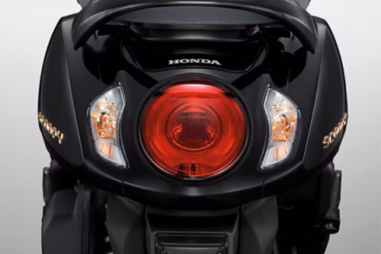 Bên cạnh tùy chọn màu sắc mới, Honda Scoopy 2022 cũng được Honda bổ sung thêm đèn định vị LED bao quanh viền mặt đèn pha khá bắt mắt. Bản Club12 trang bị vành nan 5 chấu kép khỏe khoắn, đi kèm là lốp không săm tiện lợi.