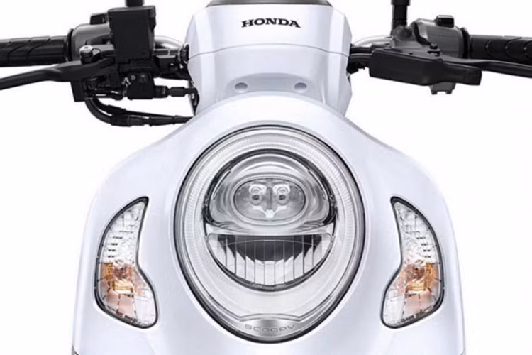 Trong đó, bản Club12 trang bị vành đúc 12 inch, cùng với đó là 4 tùy chọn màu Đỏ Xám, Đen Xám, Trắng Hồng và Xám Vàng; tiếp đến là bản Prestige trang bị vành nan và 3 tùy chọn màu gồm Đen Nâu, Đỏ Nâu và Trắng Nâu; cuối cùng là bản Urban rẻ nhất trang bị vành nan và có hai tùy chọn màu Xanh Trắng và Vàng Trắng.