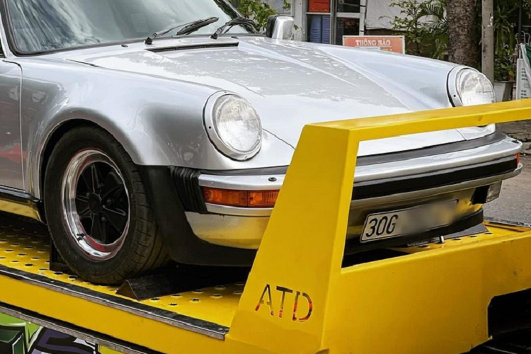 Porsche 930 của Đặng Lê Nguyên Vũ là một chiếc xe thể thao được sản xuất từ năm 1975 đến năm 1989, dòng xe này còn được giới đam mê biết đến với tên gọi 911 Turbo. Lúc mới ra mắt, đây chính là dòng xe 911 hàng đầu của nhà sản xuất xe Porsche và cũng được xem là chiếc xe nhanh nhất tại Đức. 