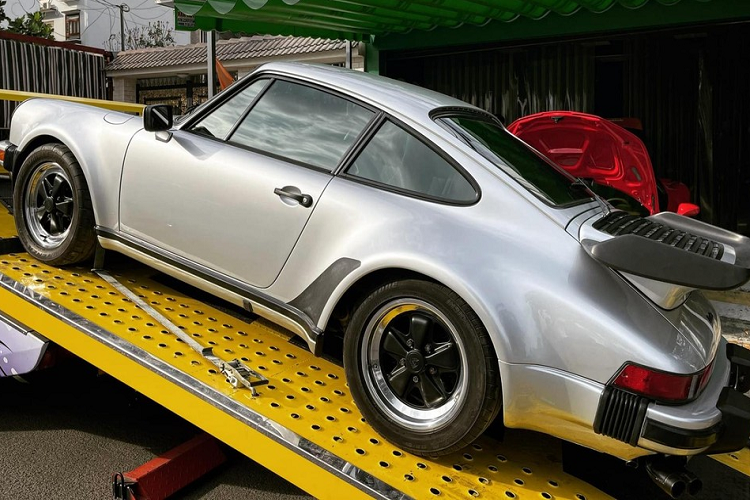 Dù 2 năm trôi qua, ngài "Qua" đã bán đi rất nhiều siêu xe, xe thể thao cũng như xe SUV của mình sở hữu nhưng cũng chi hầu bao tậu về garage những mẫu xe mình yêu thích, đó có thể là một chiếc xe Ford Mustang đời củ hay các dòng xe thể thao có giá dưới 1 tỷ đồng hay cả SUV và siêu xe.