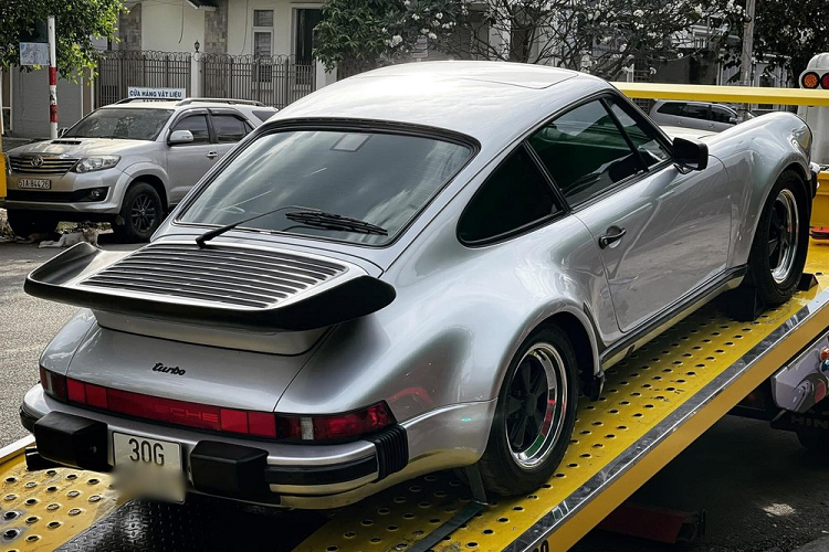 Trong bộ sưu tập xe của ông Đặng Lê Nguyên Vũ từng có 2 thương hiệu xe thể thao cũng như siêu xe được đại gia này cực kỳ yêu thích là hãng xe Ferrari khi xây dựng cho mình hơn 11 xe đủ phiên bản và thương hiệu xe Porche với trên 20 chiếc, đủ dòng, còn chơi cả siêu xe Porsche 911 GT2 RS.