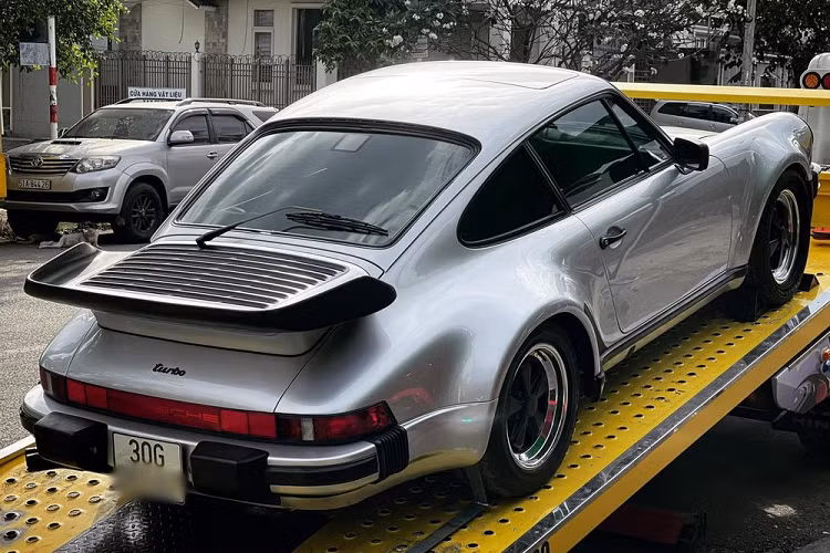 Trong bộ sưu tập xe của ông Đặng Lê Nguyên Vũ từng có 2 thương hiệu xe thể thao cũng như siêu xe được đại gia này cực kỳ yêu thích là hãng xe Ferrari khi xây dựng cho mình hơn 11 xe đủ phiên bản và thương hiệu xe Porche với trên 20 chiếc, đủ dòng, còn chơi cả siêu xe Porsche 911 GT2 RS.