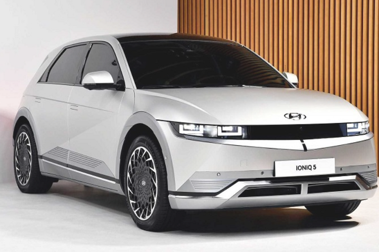 Phiên bản Limited AWD cao cấp nhất có giá bán khởi điểm từ 54.500 USD (khoảng 1,25 tỷ đồng), với thiết lập mô-tơ điện kép mạnh 320 mã lực và bộ pin 78 kWh cho phạm vi hoạt động 256 dặm (khoảng 412 km). Tất cả các phiên bản Hyundai Ioniq 5 chạy điện đều được trang bị hệ thống sạc nhanh 800V cho khả năng sạc từ 10 - 80% trong 18 phút.