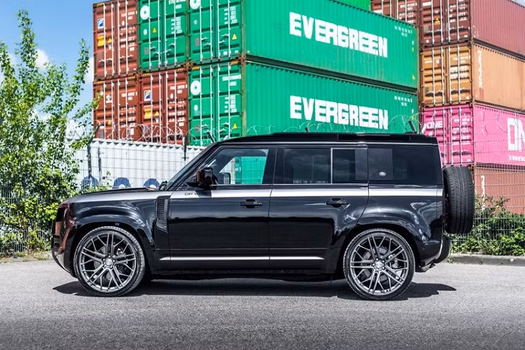 Ngoài ra, hãng độ Đức đã trang bị cho Land Rover Defender hệ thống ống xả bằng thép không gỉ với các ống xả phủ carbon hoặc gốm, cùng tùy chọn hệ thống phanh nâng cấp và gầm xe hạ thấp thêm 30 mm so với hệ thống treo khí nén tiêu chuẩn của xe.