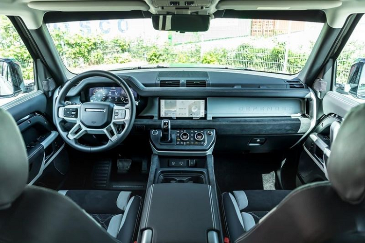 Manhart thực hiện một số tinh chỉnh ở phần mềm ECU, giúp nâng sức mạnh của Defender P400 lên 512 mã lực, mô-men xoắn cũng đạt tới 710 Nm, xấp xỉ với Defender dùng động cơ siêu nạp 5.0L.