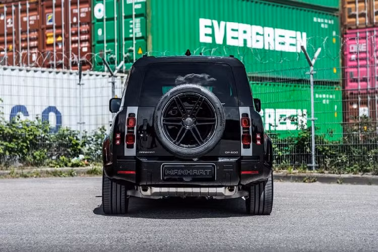 Đối với nội thất, Manhart cung cấp một số sửa đổi nhẹ nhàng như bọc da kết hợp Alcantara mới và bộ ghế Recaro độc đáo cho người lái cùng hành khách phía trước. Mức giá xe Land Rover Defender độ Manhart hiện vẫn chưa được công bố.