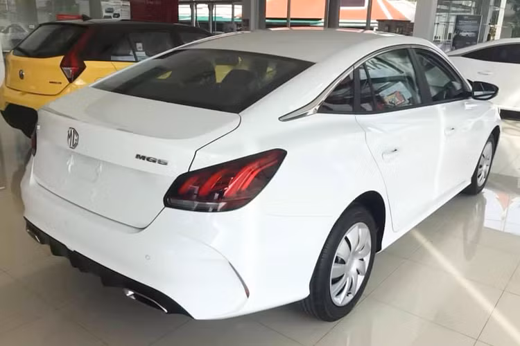 Phiên bản tiêu chuẩn của MG5 2021 còn phù hợp với đối tượng khách hàng tìm mua xe sedan số tự động để chạy dịch vụ để tiết kiệm chi phí, và cả đối tượng khách hàng mua xe lần đầu với chi phí thấp.