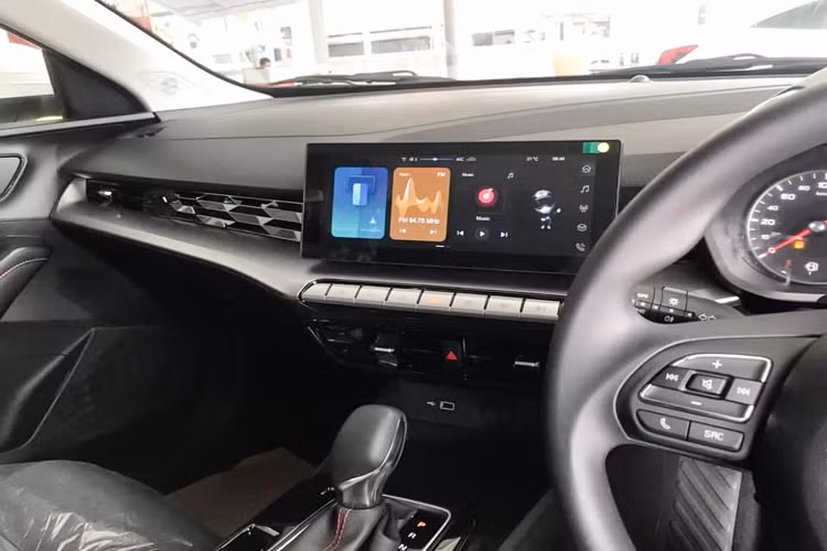 Để giảm giá bán, phiên bản này không có camera lùi, hệ thống điều khiển hành trình (cruise control) và cửa sổ trời. Về trang bị an toàn, MG5 2021 bản C Tiêu chuẩn trang bị 2 túi khí phía trước (cắt 4 túi khí so với bản cao dùng 6 túi khí), trang bị loạt phanh ABS/BA/EBD, hệ thống kiểm soát lực kéo, hỗ trợ đèn phanh khẩn cấp.