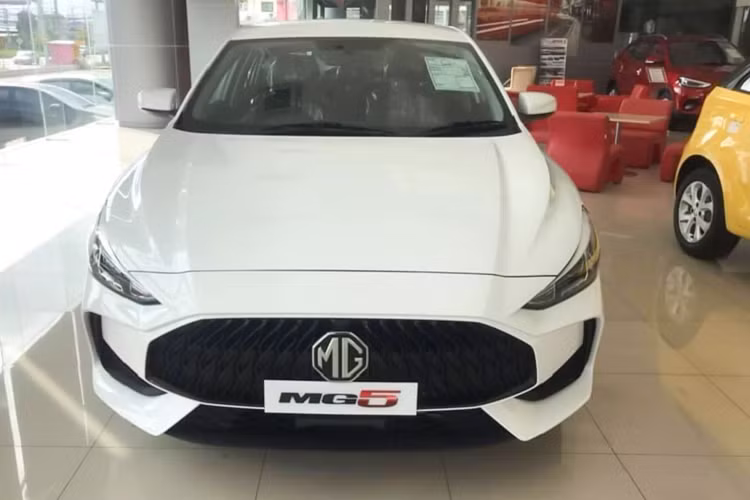 Bên cạnh giá bán hấp dẫn, phiên bản tiêu chuẩn của MG5 2021 còn dàng thu hút khách hàng “xuống tiền” bởi trang bị tốt trong tầm giá, rộng rãi hơn xe hạng A và hạng B, xe sedan số tự động giá rẻ hiếm hoi trên thị trường.