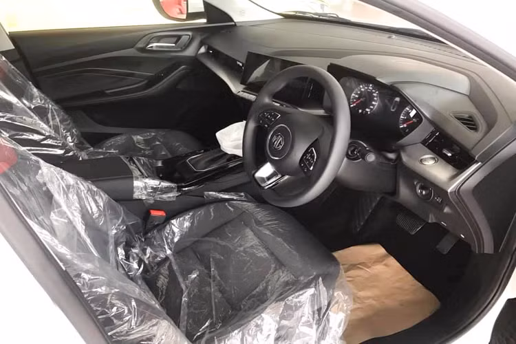 Bên trong nội thất, MG5 2021 bản C Tiêu chuẩn được trang bị ghế Vải màu Đen phối màu Đỏ. Hàng ghế trước chỉnh cơ, ghế lái chỉnh cơ 6 hướng. Đồng hồ hỗ trợ lái kiểu analog (cắt màn hình kỹ thuật số 7 inch). Tuy nhiên, vẫn giữ lại màn hình cảm ứng trung tâm 10 inch, hỗ trợ kết nối Apple CarPlay/Android Auto. Sử dụng phanh tay điện tử. Điều hoà tự động có tính năng lọc khí PM 2.5.