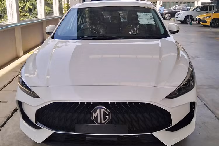 Là phiên bản giá rẻ, ngoại thất MG5 2021 bản tiêu chuẩn sử dụng mâm sắt kích thước 16 inch với chụp nhựa giả mâm bên ngoài. Tuy nhiên dùng phanh đĩa cho cả 4 bánh. Sử dụng đèn pha bi-LED bật/tắt tự động, tuy nhiên cụm đèn pha của phiên bản này bị cắt đèn LED chiếu sáng ban ngày. Gương chiếu hậu tích hợp đèn xi-nhan, có chỉnh điện (không có gập điện), trang bị cụm đèn hậu full-LED.