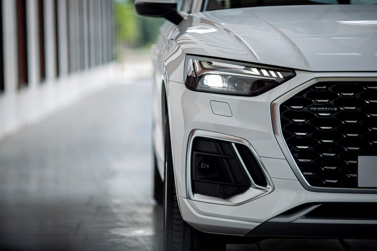 Audi Q5 Sportback 2021 mới sở hữu thiết kế khỏe khoắn và sang trọng đặc trưng của thương hiệu Đức, cùng với đó là khu vực trần sau đổ xuống đuôi xe kiểu Coupe nhằm mang lại tính thể thao.