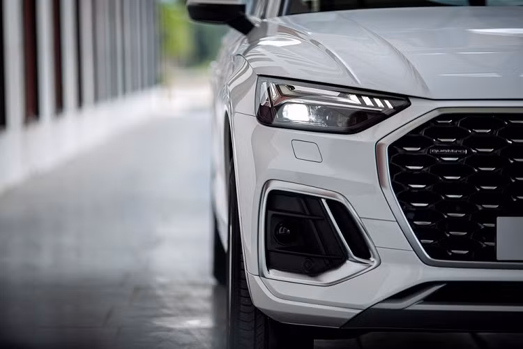 Audi Q5 Sportback 2021 mới sở hữu thiết kế khỏe khoắn và sang trọng đặc trưng của thương hiệu Đức, cùng với đó là khu vực trần sau đổ xuống đuôi xe kiểu Coupe nhằm mang lại tính thể thao.