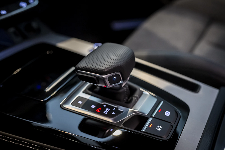 Về khả năng vận hành, Audi Q5 Sportback 45 TFSI được trang bị động cơ xăng, 4 xi-lanh, dung tích 2.0L phối hợp cùng hộp số S-tronic 7 cấp và hệ dẫn động bốn bánh quattro cho công suất tối đa 245 mã lực cùng mô-men xoắn cực đại đạt 370 Nm.