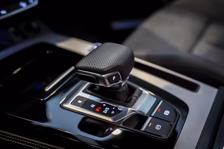 Về khả năng vận hành, Audi Q5 Sportback 45 TFSI được trang bị động cơ xăng, 4 xi-lanh, dung tích 2.0L phối hợp cùng hộp số S-tronic 7 cấp và hệ dẫn động bốn bánh quattro cho công suất tối đa 245 mã lực cùng mô-men xoắn cực đại đạt 370 Nm.