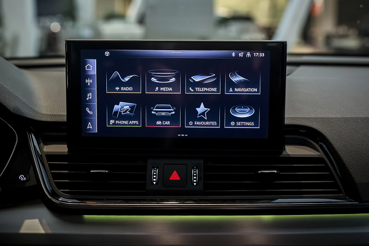 Các hàng ghế sử dụng chất liệu kết hợp sợi/da Dinamica Frequenz, với hàng ghế trước được thêu dập nổi logo chữ S.