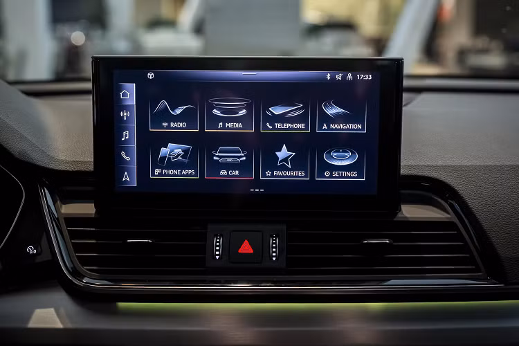 Các hàng ghế sử dụng chất liệu kết hợp sợi/da Dinamica Frequenz, với hàng ghế trước được thêu dập nổi logo chữ S.