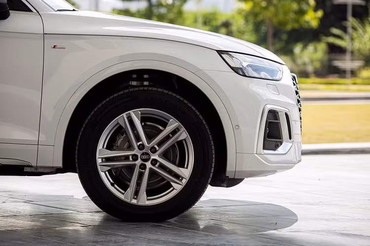 Cụm đèn trước và sau của xe đều được trang bị công nghệ LED Matrix, tích hợp đèn chiếu xa tự động và hệ thống rửa đèn pha. Phía bên dưới, xe sở hữu bộ mâm 19 inch 5 chấu kép hình ngôi sao với cỡ lốp 235/55 R19.