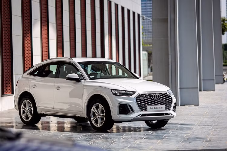 Audi Việt Nam vừa chính thức giới thiệu Audi Q5 Sportback hoàn toàn mới. Xe được nhập khẩu nguyên chiếc từ Mexico với 1 phiên bản 45 TFSI duy nhất và sẽ bắt đầu bàn giao cho khách từ đầu tháng 12 tới đây. Xe có tất cả 11 màu sơn tiêu chuẩn gồm 3 màu cơ bản: Trắng Ibis, Đen Brilliant, và Xám Quantum, cùng 8 màu ánh kim: Xanh District, Bạc Floret, Trắng Glacier, Đen Mythos, Xanh Navarra, Xám Manhattan, Đỏ Matador và Xanh Ultra.