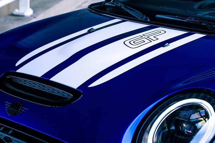 Dưới nắp ca-pô, động cơ tăng áp I4 2.0L được tinh chỉnh cho công suất tối đa 330 mã lực và mô-men xoắn cực đại 500 Nm, mạnh hơn thông số nguyên bản 24 mã lực và 50 Nm. Nếu trang bị hệ thống làm mát Airtec và ống xả Milltek, sức mạnh có thể đạt 350 mã lực và 550 Nm.