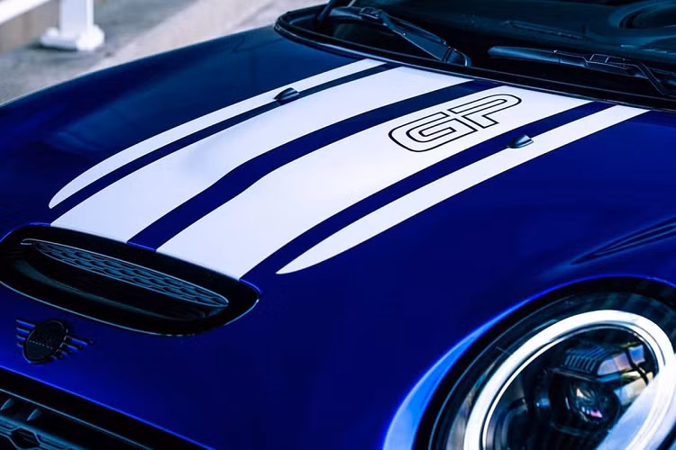 Dưới nắp ca-pô, động cơ tăng áp I4 2.0L được tinh chỉnh cho công suất tối đa 330 mã lực và mô-men xoắn cực đại 500 Nm, mạnh hơn thông số nguyên bản 24 mã lực và 50 Nm. Nếu trang bị hệ thống làm mát Airtec và ống xả Milltek, sức mạnh có thể đạt 350 mã lực và 550 Nm.