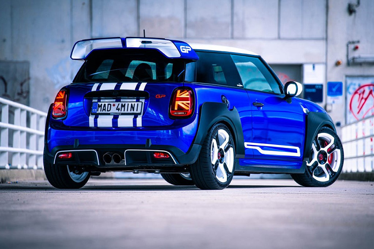 Bản độ MINI Cooper John Cooper Works (JCW) GP giữ được ngoại hình nguyên bản với gói trang bị thể thao từ nhà sản xuất. Các chi tiết đáng chú ý có bộ la-zăng 4 chấu kép sơn xen kẽ trắng-đen, cánh lướt gió cỡ lớn phía sau đuôi xe hay bộ bodykit ốp ở cản trước và các hốc bánh xe.
