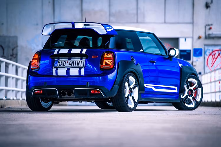 Bản độ MINI Cooper John Cooper Works (JCW) GP giữ được ngoại hình nguyên bản với gói trang bị thể thao từ nhà sản xuất. Các chi tiết đáng chú ý có bộ la-zăng 4 chấu kép sơn xen kẽ trắng-đen, cánh lướt gió cỡ lớn phía sau đuôi xe hay bộ bodykit ốp ở cản trước và các hốc bánh xe.
