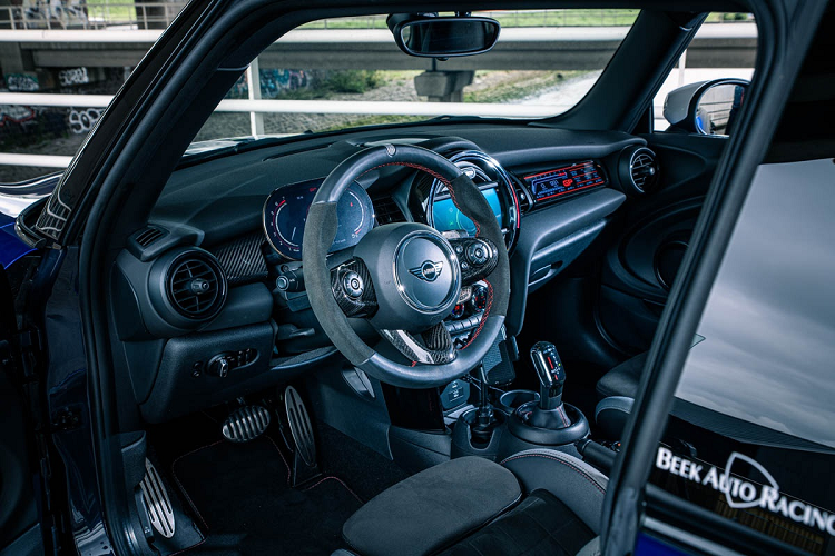 Bên trong cabin, chiếc MINI Cooper có được gói trang bị Carbon MINI đậm tính thể thao. Trang bị đáng chú ý trong khoang lái là một màn hình kỹ thuật số nằm trên bảng táp-lô bên ghế phụ, hiển thị đầy đủ các thông số vận hành của xe, gồm số vòng tua, vận tốc, mức nhiên liệu...