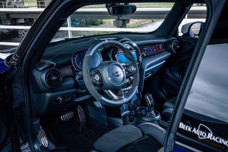 Bên trong cabin, chiếc MINI Cooper có được gói trang bị Carbon MINI đậm tính thể thao. Trang bị đáng chú ý trong khoang lái là một màn hình kỹ thuật số nằm trên bảng táp-lô bên ghế phụ, hiển thị đầy đủ các thông số vận hành của xe, gồm số vòng tua, vận tốc, mức nhiên liệu...