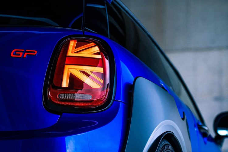 Hệ thống treo nguyên bản của MINI Cooper JCW GP 2020 được đánh giá là kém linh hoạt và thoải mái. Vì vậy xưởng độ Hà Lan đã thiết lập lại lò xo và giảm chấn để tăng khả năng xử lý cho chiếc hatchback. Đi cùng với đó, lốp xe được nâng cấp thành loại hiệu năng cao Michelin Pilot Sport Cup 2.