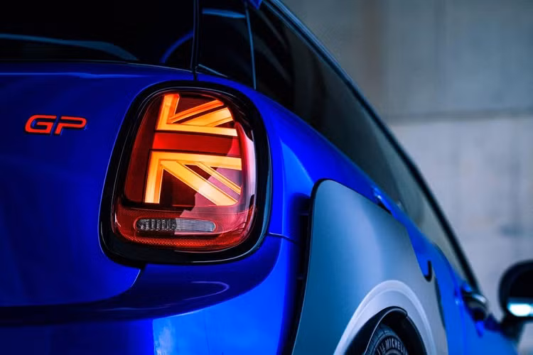 Hệ thống treo nguyên bản của MINI Cooper JCW GP 2020 được đánh giá là kém linh hoạt và thoải mái. Vì vậy xưởng độ Hà Lan đã thiết lập lại lò xo và giảm chấn để tăng khả năng xử lý cho chiếc hatchback. Đi cùng với đó, lốp xe được nâng cấp thành loại hiệu năng cao Michelin Pilot Sport Cup 2.