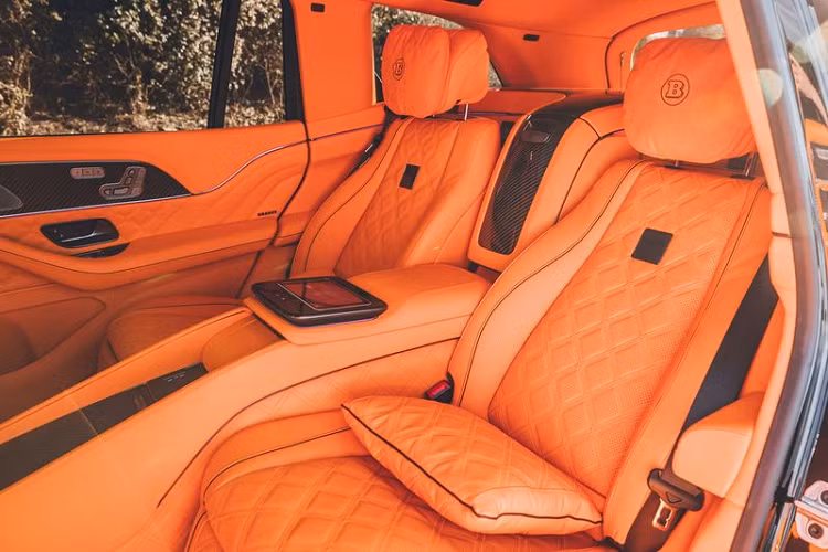 Các đường viền mạ crôm nguyên bản nay được Brabus thay thế bằng các điểm nhấn màu xám Shadow Grey.