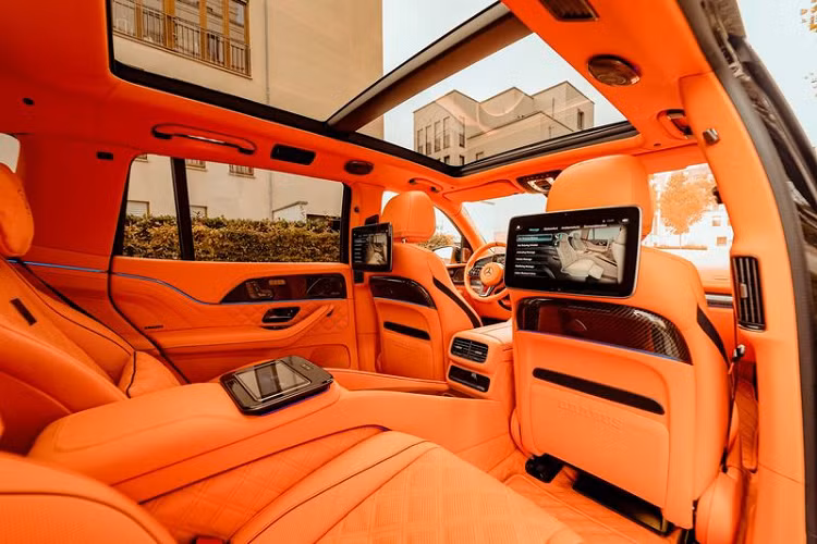 Tuy nhiên, đó chỉ là phần nổi của tảng băng chìm, chiếc SUV siêu sang Mercedes-Maybach GLS còn được bổ sung bậc lên xuống có thể thu gọn vào và hệ thống xả không gỉ với ống xả màu đen mờ.