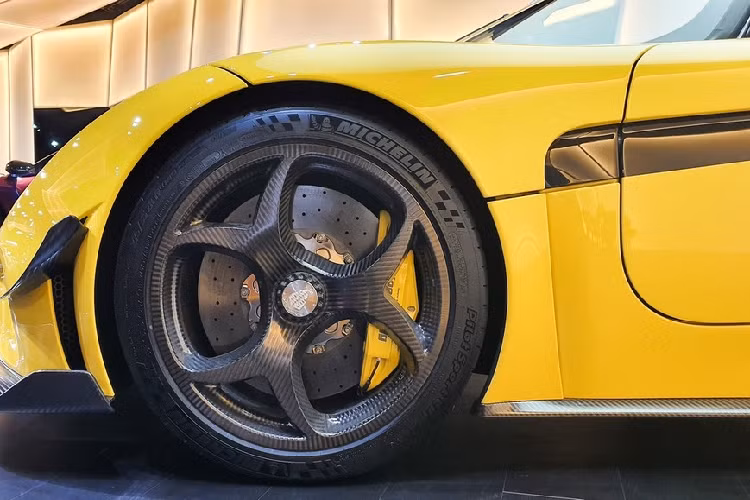 Mức giá xe Koenigsegg Regera lên đến 1,9 triệu đô la (tương đương 43,98 tỷ đồng) tuy nhiên, nếu chủ nhân bổ sung thêm gói độ Ghost Package, có thể khiến giá bán của siêu xe triệu đô không hộp số bị đẩy lên hơn 2 triệu đô la. Đặc biệt khi về Việt Nam ra biển trắng và chịu đủ mọi thuế phí, mức giá xe sẽ bị đội lên đến cả trăm tỷ đồng.