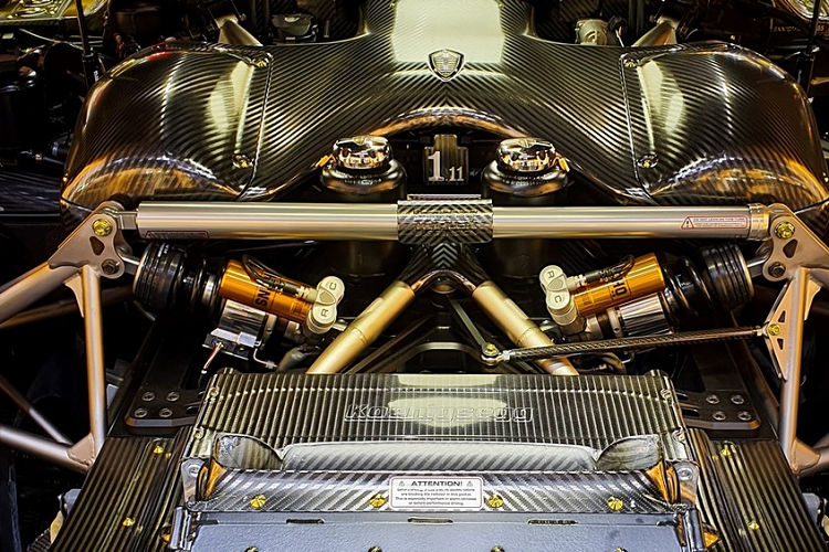 Koenigsegg Regera có khả năng tăng tốc từ vị trí xuất phát lên 100 km/h trong thời gian 2,8 giây trước khi đạt vận tốc tối đa 400 km/h. Koenigsegg Regera có khả năng tăng lực ép xuống mặt đường 450 kg khi đạt tốc độ 250 km/h.