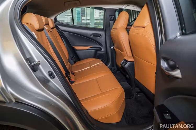 Ngoài ra, thiết kế tổng thể của Lexus UX vẫn mang phong cách L-finesse đặc trưng của hãng xe sang Nhật Bản với những đường nét táo bạo, mạnh mẽ và trẻ trung. Bên cạnh đó, các trang bị tiện nghi của mẫu xe này có thể kể tới như màn hình giải trí 10.25 inch, HUD, khoang cabin bọc da cao cấp, điều hoà tự động và hệ thống âm thanh Mark Levinson...
