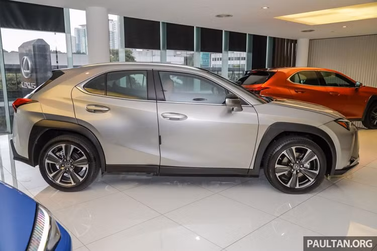 Hiện nay, giá xe Lexus UX mới đang được một số đơn vị kinh doanh xe tư nhân đưa về từ Mỹ và chào bán sau thuế khoảng 1,850 tỷ đồng. Nếu được phân phối chính hãng tại Việt Nam, giá bán của Lexus UX dự kiến khó có thể thấp hơn mức giá của các đơn vị nhập tư, điều đã và đang tồn tại đối với những mẫu xe "đàn anh" của UX.
