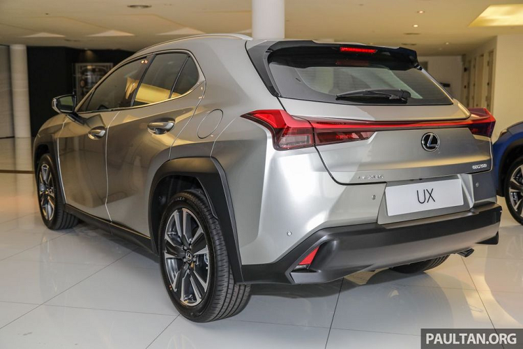 Về truyền động, Lexus UX có thể được phân phối chính hãng tại thị trường Việt Nam với phiên bản UX 200 cùng trang bị động cơ xăng 2.0L, sản sinh công suất 169 mã lực và 205 Nm mô-men xoắn. Đi kèm với đó là trang bị hộp số tự động CVT.