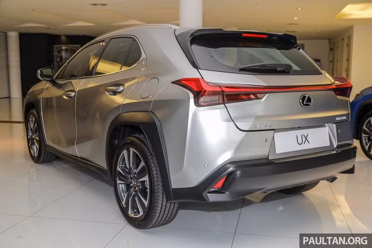 Về truyền động, Lexus UX có thể được phân phối chính hãng tại thị trường Việt Nam với phiên bản UX 200 cùng trang bị động cơ xăng 2.0L, sản sinh công suất 169 mã lực và 205 Nm mô-men xoắn. Đi kèm với đó là trang bị hộp số tự động CVT.