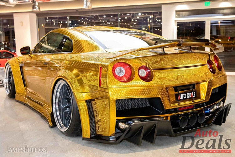 Trong đó, chiếc Nissan GT-R mạ vàng này ra đời cách đây 6 năm này có lẽ là nổi tiếng nhất. Cụ thể, nó là một dự án độc nhất vô nhị của công ty độ xe Nhật Bản Kuhl Racing. Vào thời điểm đó, công ty vẫn còn tương đối non trẻ nhưng đã bắt đầu tạo dựng tên tuổi cho mình với những dự án xe mang thân vỏ trông giống như chạm khắc kim loại kỳ công.