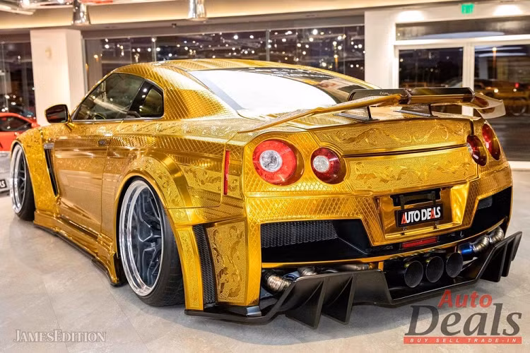Trong đó, chiếc Nissan GT-R mạ vàng này ra đời cách đây 6 năm này có lẽ là nổi tiếng nhất. Cụ thể, nó là một dự án độc nhất vô nhị của công ty độ xe Nhật Bản Kuhl Racing. Vào thời điểm đó, công ty vẫn còn tương đối non trẻ nhưng đã bắt đầu tạo dựng tên tuổi cho mình với những dự án xe mang thân vỏ trông giống như chạm khắc kim loại kỳ công.
